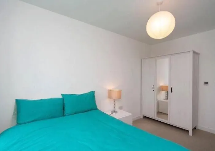 Room With Private Bathroom In A Modern Two Bedroom Two Bathroom Flat