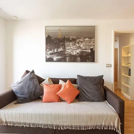 Room With Private Bathroom In A Modern Two Bedroom Two Bathroom Flat Londen Buitenkant foto