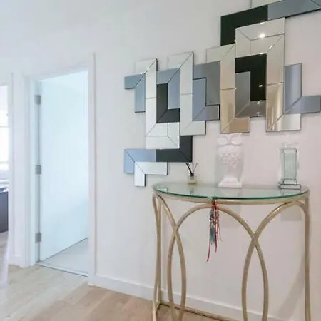 Room With Private Bathroom In A Modern Two Bedroom Two Bathroom Flat Londen Buitenkant foto